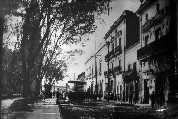 Jardín Hidalgo y Calle de Tres Cruces, ca. 1910. En este corredor se ubicaría el Cine Méndez Calderón. Autor: José María Aguilar. Fuente: Colección particular, a través de @zacatecas_historico.