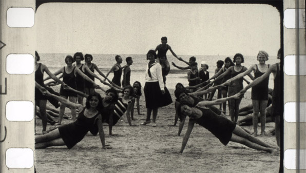 Escolares paraguayos realizando demostraciones de gimnasia en la playa Buceo el 9 de diciembre de 1930.